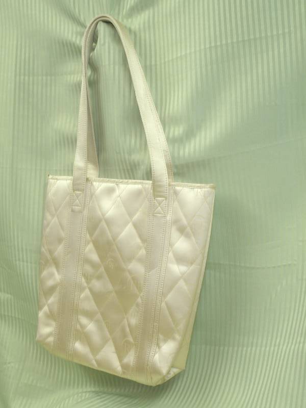 lot 40 image: Re9Advanced Cream Tote