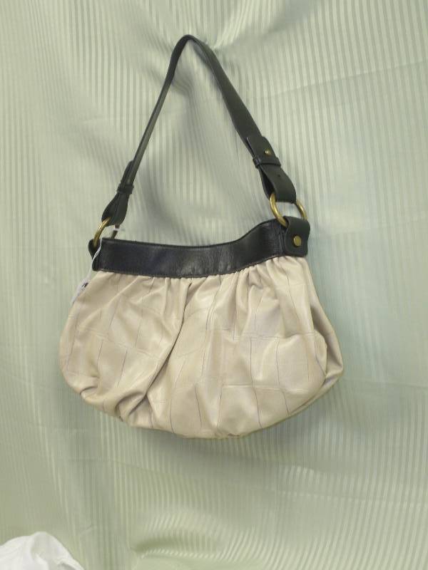 lot 49 image: Simply Vera by Vera Wang