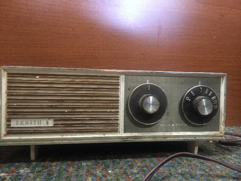 lot 10 image: Zenith AM Radio