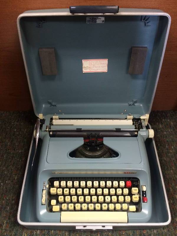 lot 22 image: Vintage Signatre Typewriter