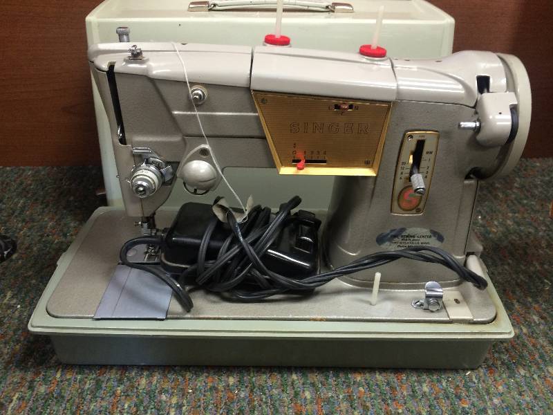 lot 25 image: Vintage Singer Sewing Machine