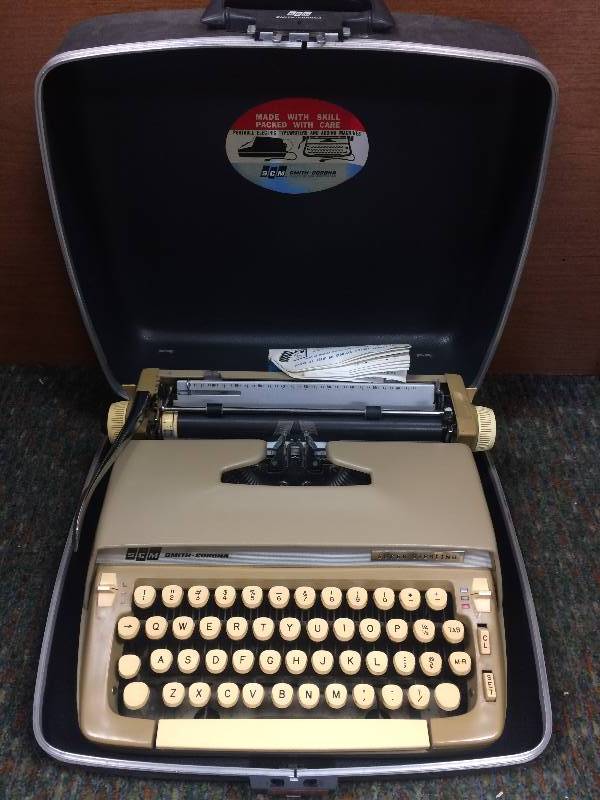 lot 29 image: Vintage Smith Corona Typewriter