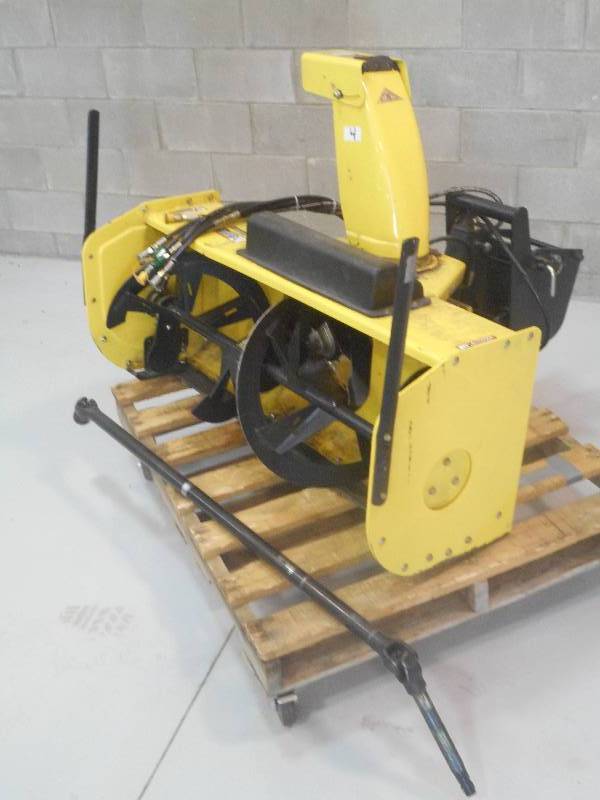 lot 4 image: John Deere 47 Quick-Hitch Snowblowe...