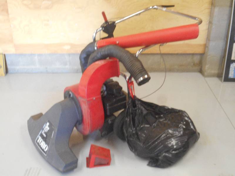 lot 213 image: Toro 5HP Self-Propelled Vacuum Blow...