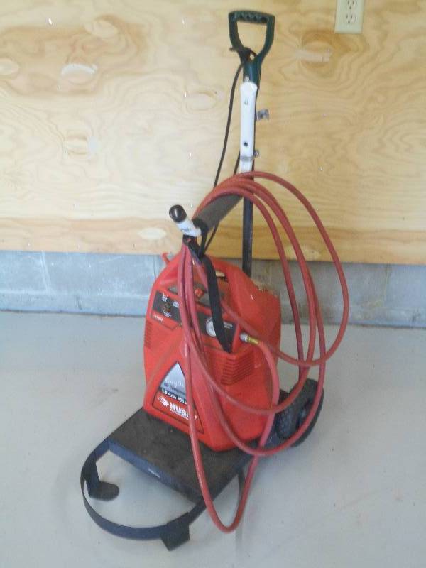 lot 14 image: Husky 1.5-Gallon 135PSI Electric Ai...