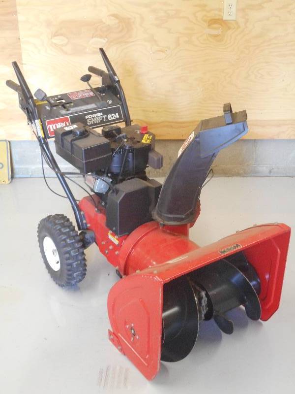 lot 16 image: Toro Power-Shift 624 Snowblower, 6H...