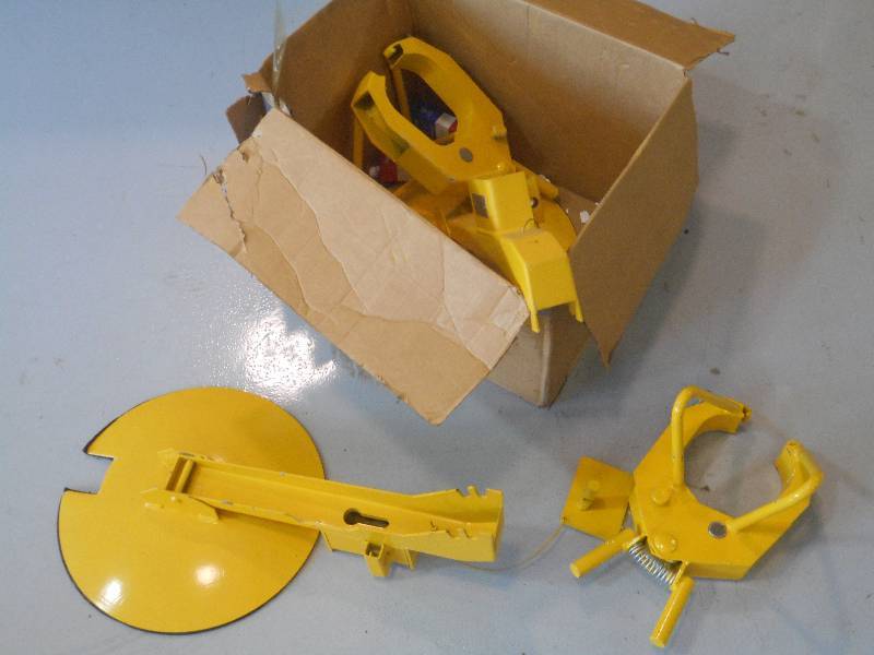 lot 22 image: Like New Palma Auto Boot Set (2) ...