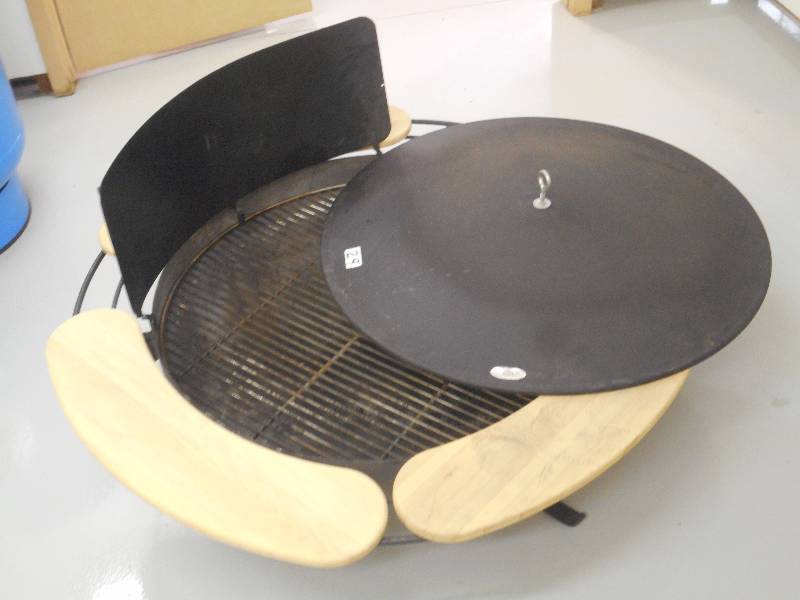 lot 29 image: Bear Campfires Heavy Duty Steel Fir...
