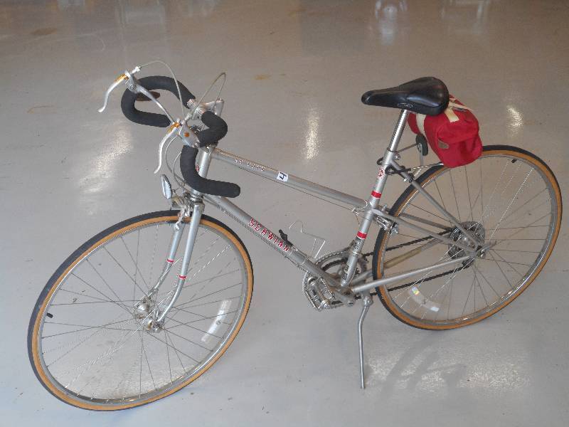 lot 43 image: Vintage Schwinn Tour Bicycle ...