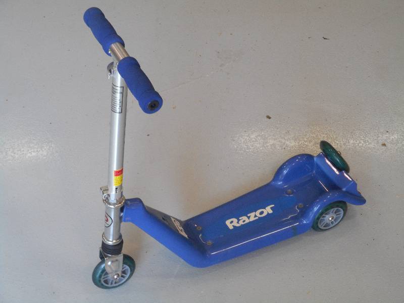 lot 50 image: Razor Toddlers Scooter, Like New ...