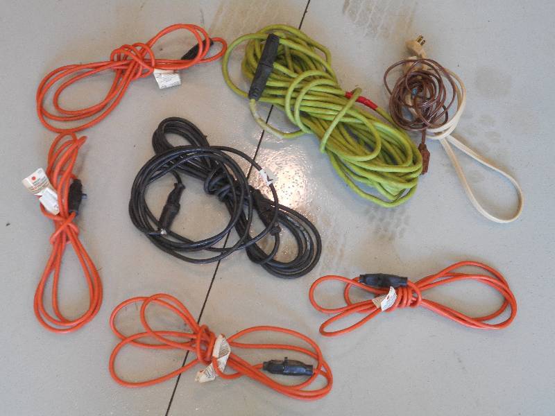 lot 92 image: Lot Of (7) Assorted Electric Cords ...