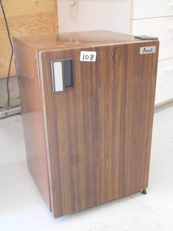 lot 108 image: Avanti Mini Refrigerator, Works ...