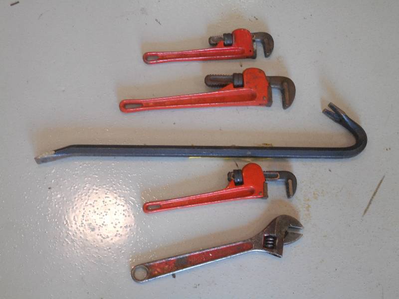 lot 129 image: Lot Of (4) Wrenches & (1) Pry Bar ...