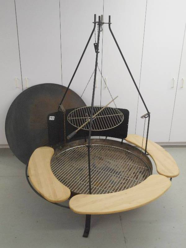lot 153 image: Heavy Duty Steel Firepit With BBQ S...