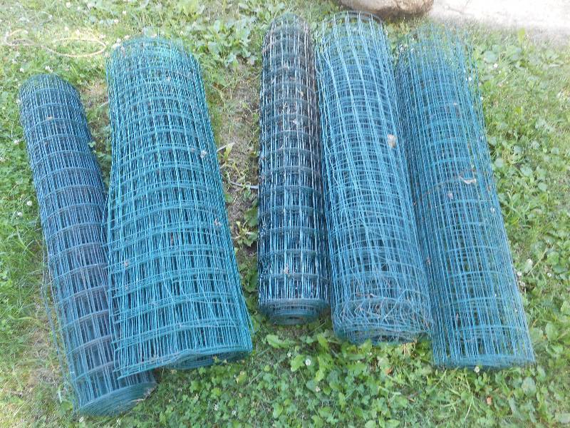 lot 197 image: (5) Rolls Of 48 Green Garden Fenci...