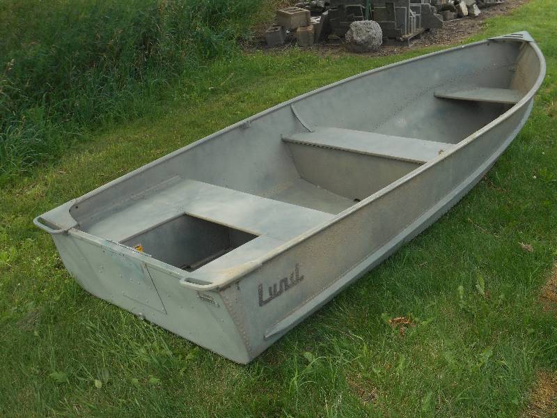 lot 12 image: 1984 Lund Model C-12 Aluminum Boat,...