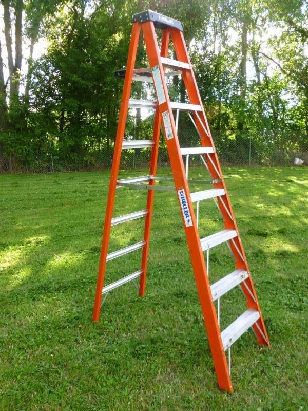 lot 1 image: Fiberglass Step Ladder