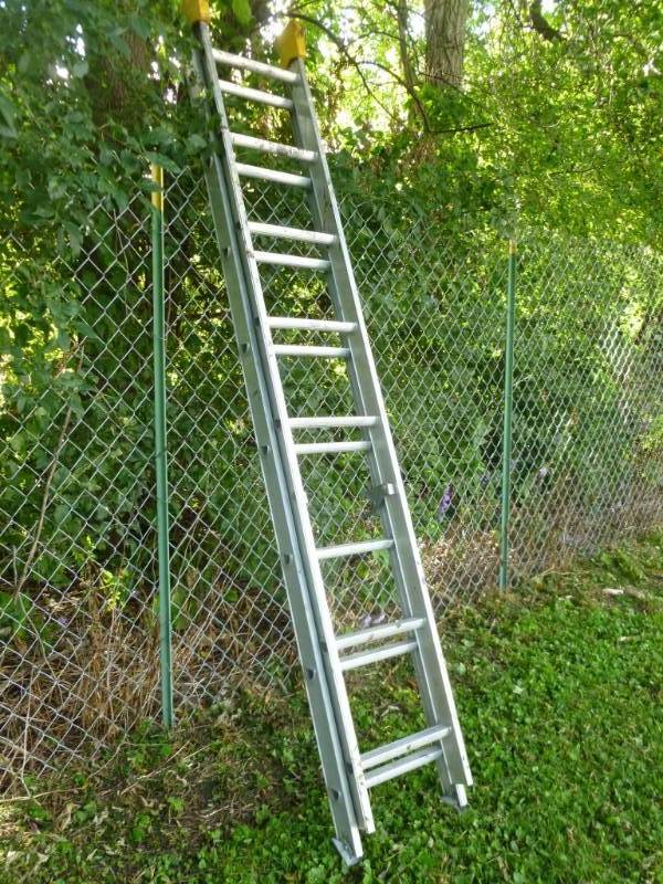 lot 2 image: Aluminum Extension Ladder