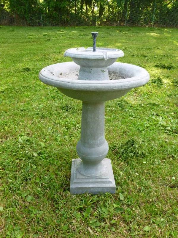 lot 5 image: Bird Bath