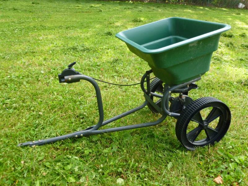 lot 6 image: Lawn And Garden Item