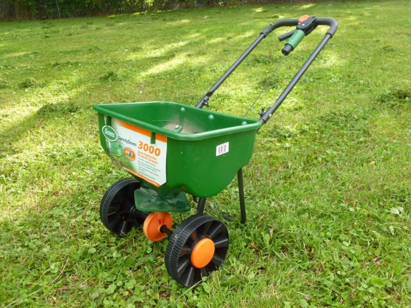 lot 7 image: Lawn And Garden Item