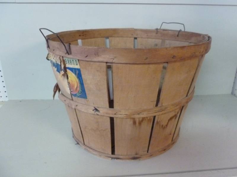 lot 22 image: Vintage Bushel Basket
