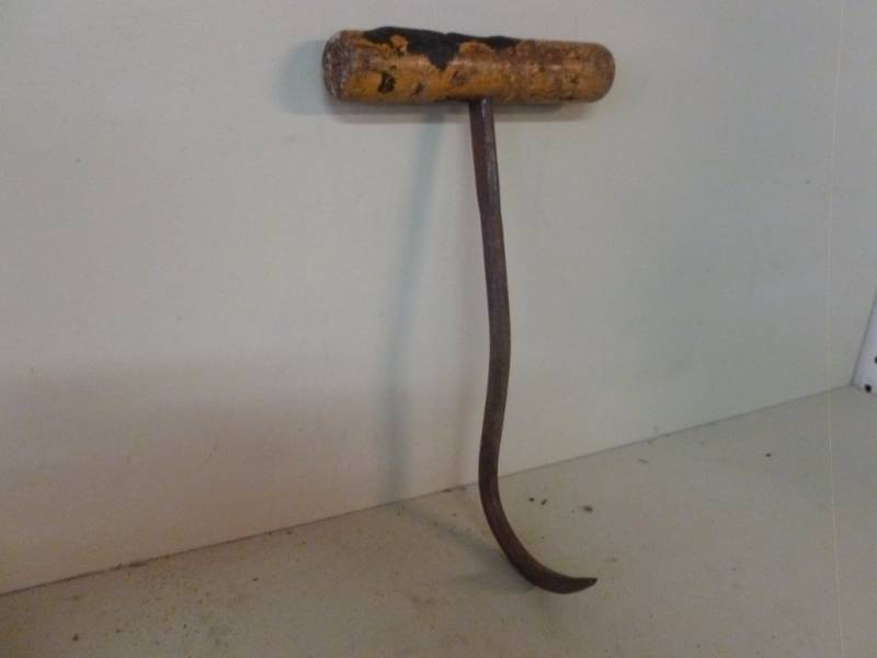 lot 38 image: Vintage Bale Hook