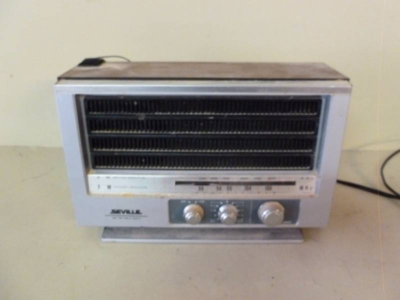 lot 70 image: Table Radio