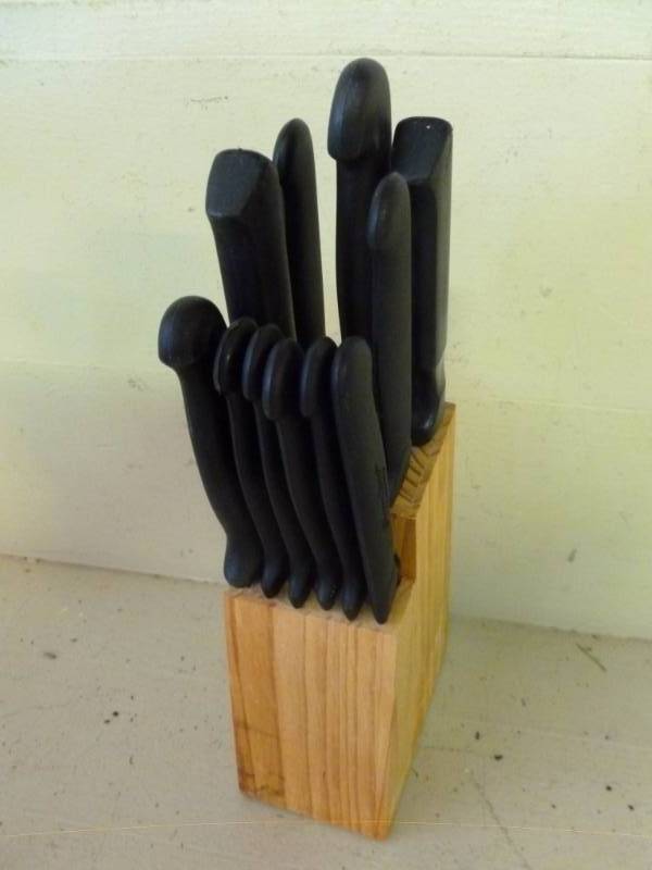 lot 84 image: Knife Set