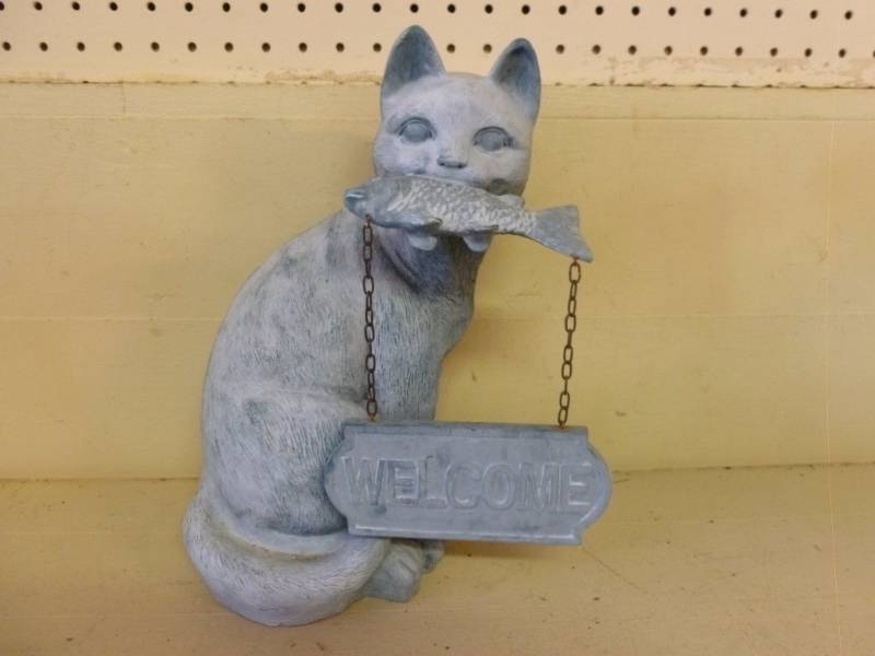 lot 107 image: Cat Decoration