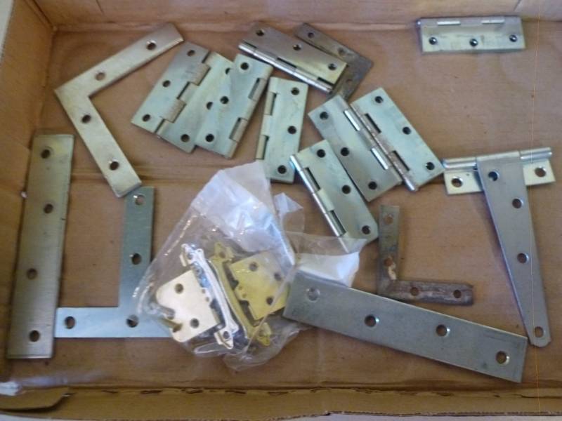 lot 121 image: Hinges