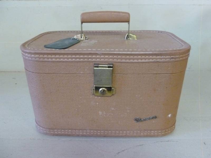 lot 228 image: Vintage Travel Case