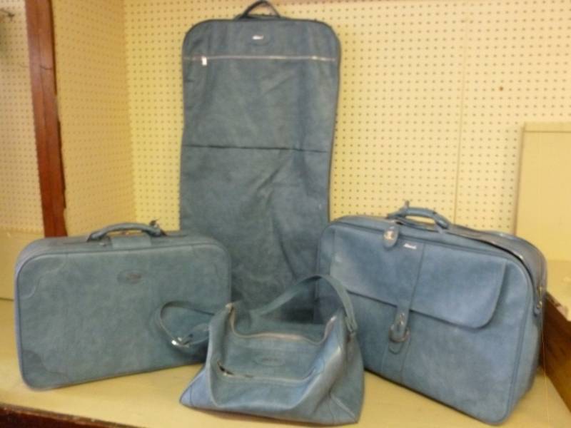 lot 236 image: Vintage Suitcase Set