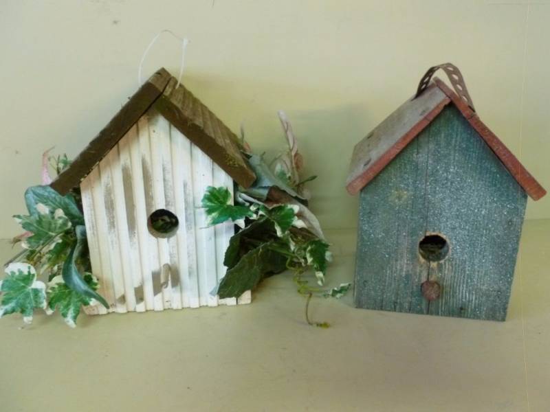 lot 290 image: Bird Houses