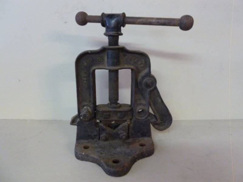lot 294 image: Vintage Pipe Vise