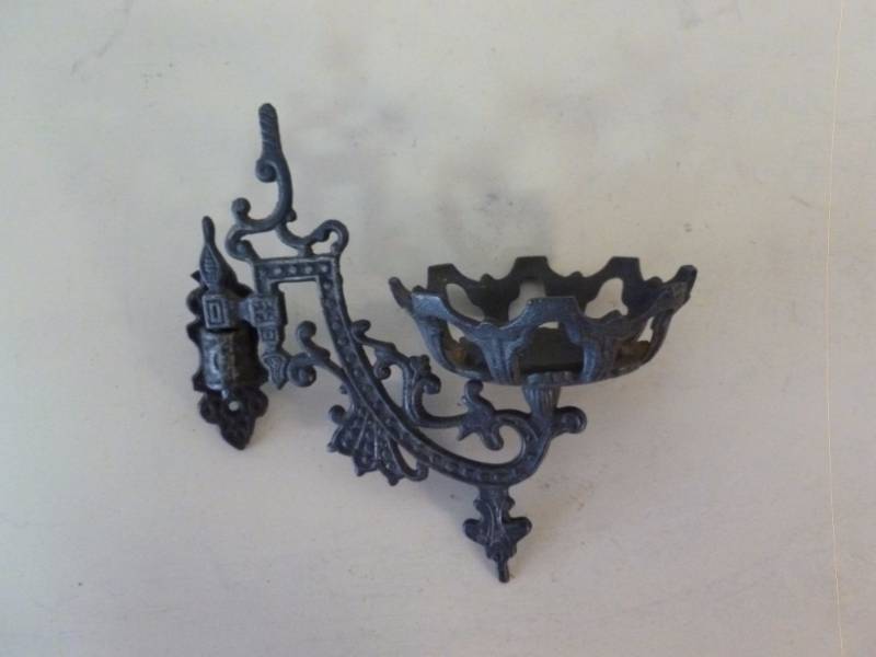 lot 306 image: Cast Iron Lamp Holder