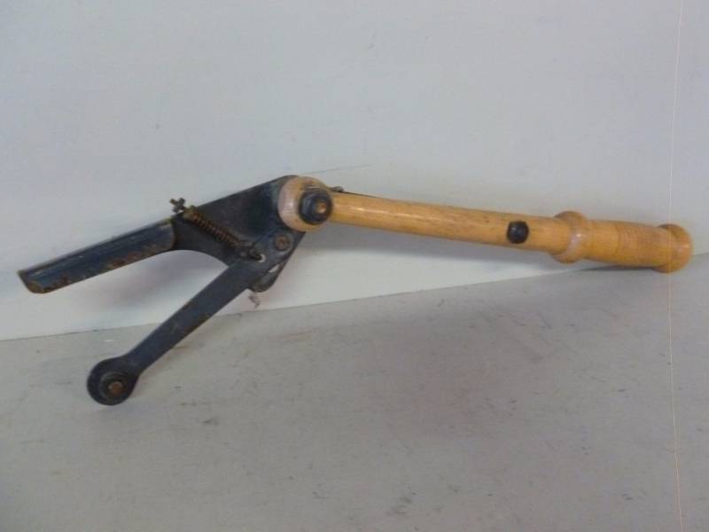 lot 350 image: Clay Pigeon Thrower
