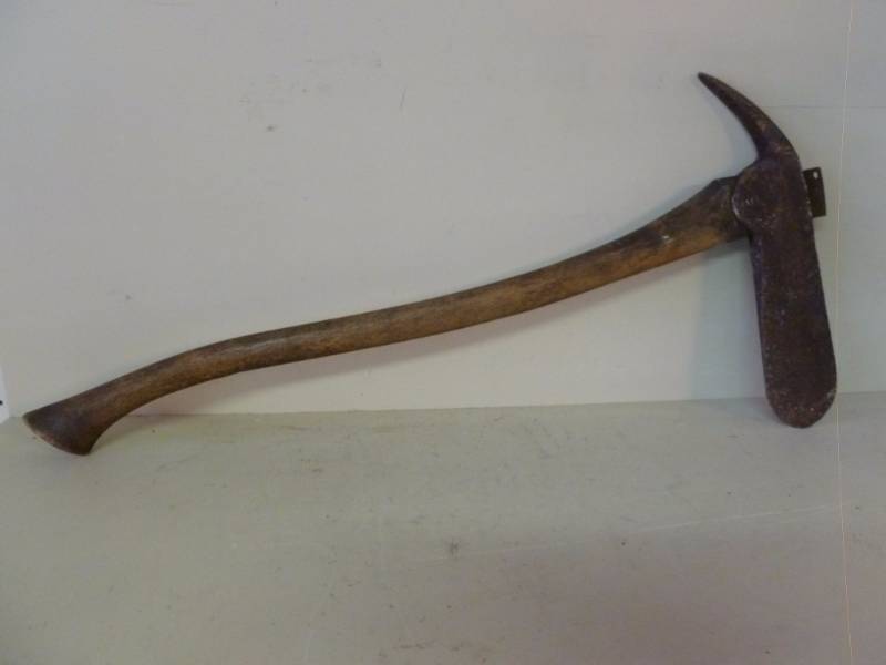 lot 356 image: Vintage Ax