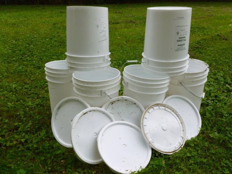 lot 371 image: Pails