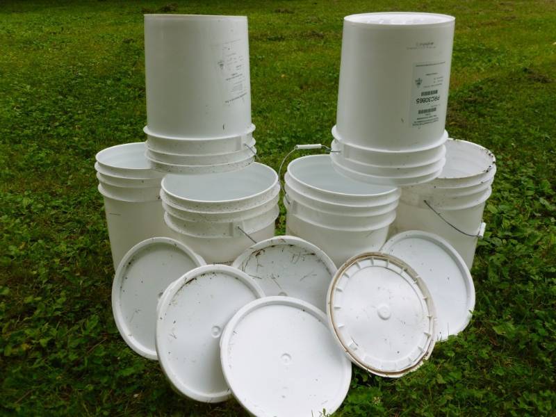 lot 372 image: Pails
