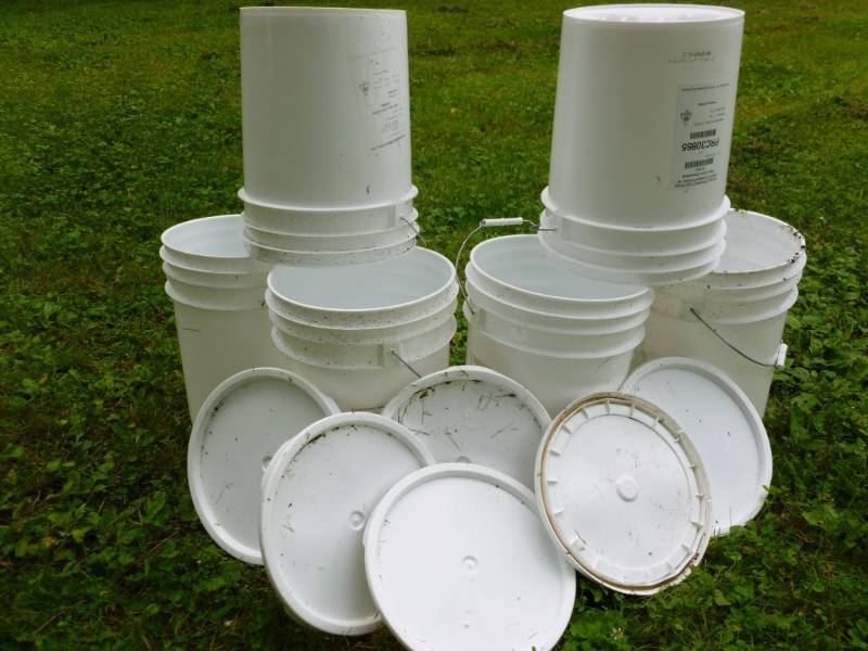 lot 375 image: Pails
