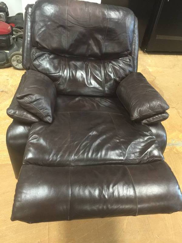 lot 16 image: Woodworth Easton Leather Recliner