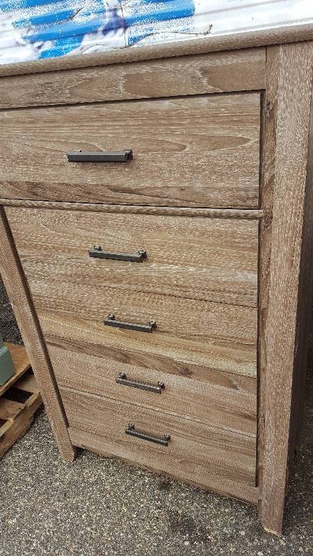 lot 47 image: 4 PC Bedroom Set- damage on one drawer