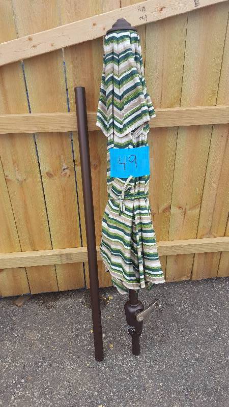 lot 49 image: Patio Umbrella