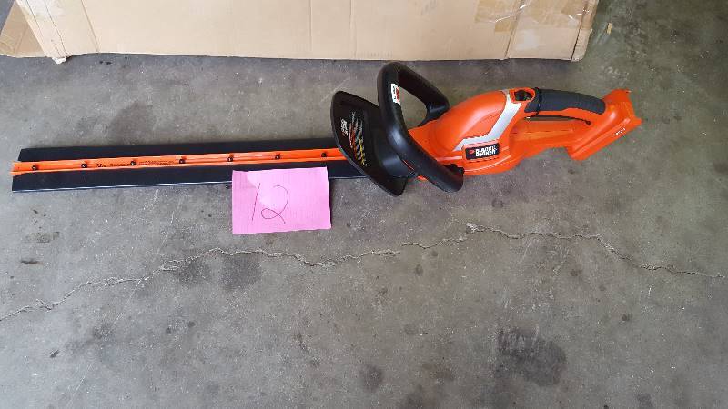 Black and Decker 24 in. 40-Volt Lithium-ion Electric Cordless Hedge Trimmer Tool Only New