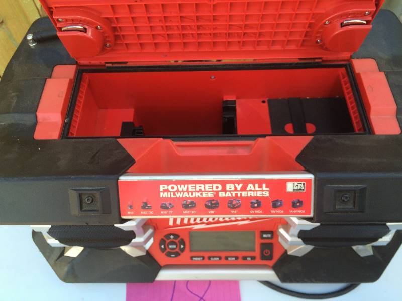 Milwaukee Radio Works with all Milwaukee Batteries