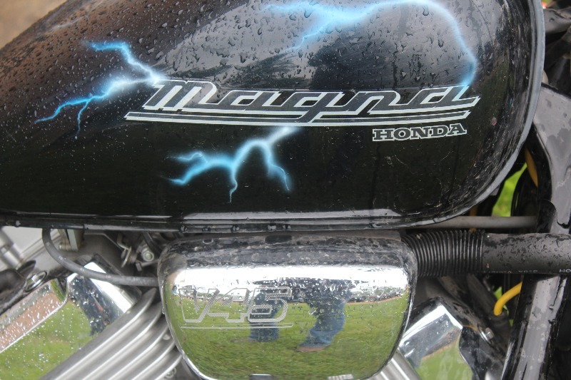 lot 912 image: 1999 Honda Magna V45