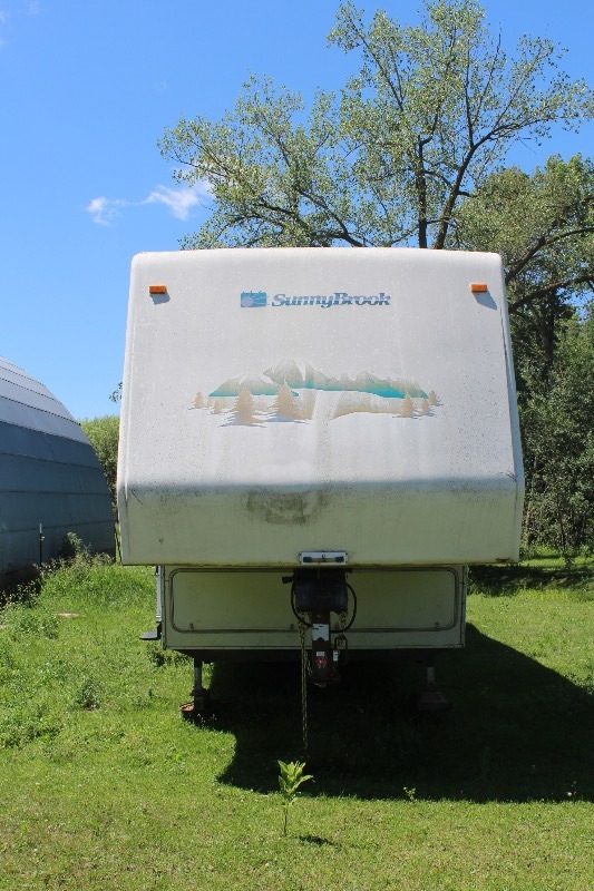 lot 914 image: 1997 Sunnybrook 33RKF 5th Wheel wDouble Slide-out NO RESERVE