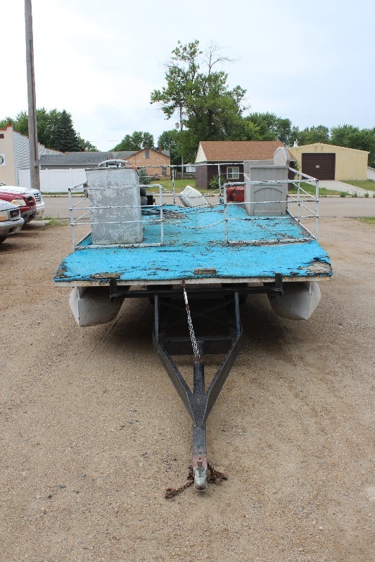 lot 915 image: 15 Pontoon with Trailer, 25HP Evinrude Outboard