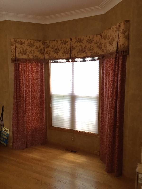 lot 1 image: Lovely Figural French Provincial Victorian Country Whimsical Paris Parlor Chic Window Treatment Curtains Draperies Drapery Includes All Hardware Excellent Condition #1